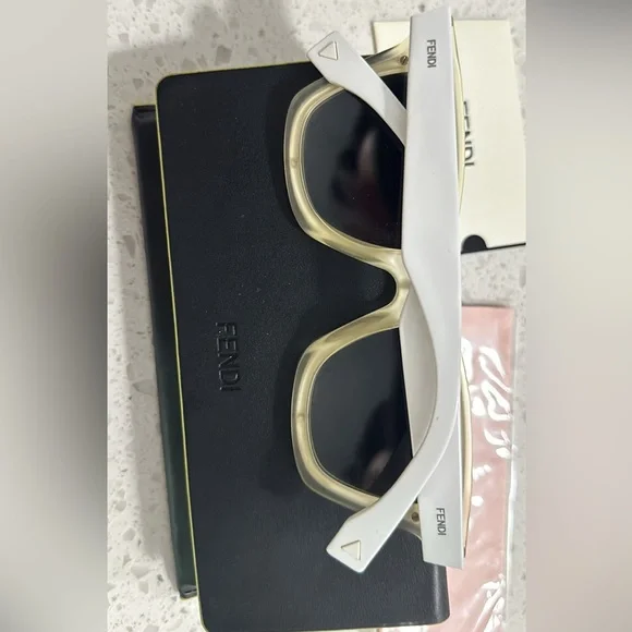 Fendi sunglasses - Picture 1 of 3